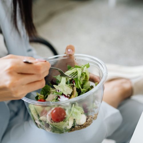Jak radzić sobie z dietą latem? Psychodietetyczne podejście do jedzenia