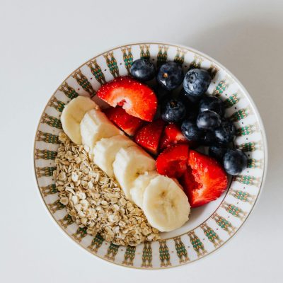 Zbilansowane śniadanie a stabilna glikemia – poradnik dla osób z PCOS i insulinoopornością