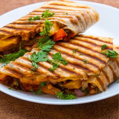 Grillowana tortilla pełnoziarnista z kurczakiem i warzywami – wiosenny przepis