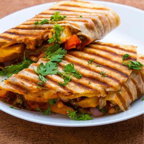 Grillowana tortilla pełnoziarnista z kurczakiem i warzywami – wiosenny przepis